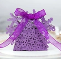 Boîte cadeau violette détaillée avec flocons découpés au laser et ruban de soie élégant - Violet foncé