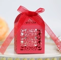 Dettaglio scatola regalo rossa traforata con motivi floreali a laser e fiocco in organza - Rosso Perlato