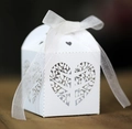 Elegante scatola regalo bianca tagliata al laser con motivo a cuore e fiocco in organza - Bianco