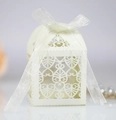 Détail des motifs de cœur découpés au laser sur boîte de mariage blanche avec ruban - Ivoire