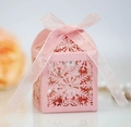 Primer plano de los copos de nieve cortados con láser y cinta en esta caja de regalo - Rosa