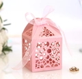 Détail de la boîte cadeau rose découpée au laser avec ruban satiné et motifs géométriques fins - Rose