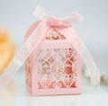 Nahaufnahme der rosa lasergeschnittenen Hochzeits-Geschenkbox mit Herzmuster und Seidenband - Rosa