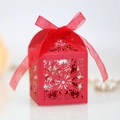 Detalle de caja de regalo roja cortada con láser con copos de nieve y lazo de organza - Rojo Perlado