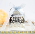 Makroansicht der silbernen Laser-Cut Hochzeit-Geschenkbox mit hellblauer Satinschleife - Reflektierendes Silber