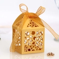 Détail d'une boîte à dragées dorée découpée au laser avec motif cercle et ruban pur - Or
