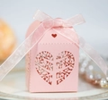 Scatola per caramelle nuziali rosa intagliata al laser con motivo ad albero e fiocco - Rosa