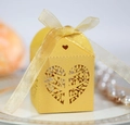 Macro di scatola portaconfetti dorata tagliata al laser con motivo a cuore e nastro in organza - Oro