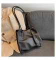 Bolso tote negro minimalista de grano litchi con un pequeño bolso a juego y correas delgadas - Negro