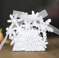 Boîte cadeau blanche découpée au laser avec flocon de neige et ruban pour bonbons Noël - Blanc