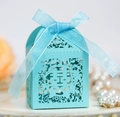 Dettaglio della scatola nuziale turchese tagliata al laser con carattere Xi e nastro - Blu Tiffany