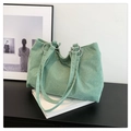 Bolso tote grande de pana verde menta con anillos metálicos plateados y diseño minimalista - Verde