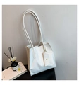 Bolso tote minimalista blanco de cuero granulado con colgante de sobre y cadena dorada - Blanco
