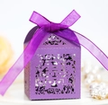 Dettaglio scatola confetti matrimonio viola tagliata al laser con simbolo di gioia e nastro - Viola scuro