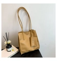 Bolso tote de piel amarilla mostaza con pequeño estuche decorativo a juego colgado - Caqui
