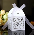 Detailansicht der weißen Hochzeit-Süßigkeitenbox mit Laserschnitt-Blumen und Schleife - Weiß