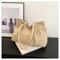 Bolso tote beige de pana con gran capacidad y anillos metálicos plateados elegantes - Caqui