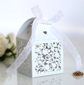 Detalle del patrón de corazón cortado con láser en caja blanca para dulces con cinta de seda - Blanco