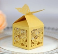 Detail der gelben lasergeschnittenen Schmetterlings-Geschenkbox für Hochzeiten - Gold