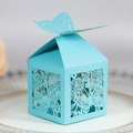 Détail macro des motifs floraux découpés au laser sur boîte cadeau bleu nacré - Bleu Tiffany