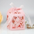 Détail de la boîte cadeau rose découpée au laser avec flocon de neige et ruban en soie - Rose