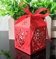 Scatola regalo rosso scuro con intagli laser a cuore e nastro di seta per matrimoni - Rosso Perlato