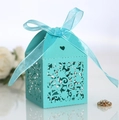 Nahaufnahme hellblaue Laser-Cut-Süßigkeitenbox mit Schleife und Herz-Detail - Tiffany-Blau