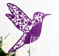 Détail de carte de verre colibri violette découpée au laser pour décor de mariage - Violet foncé