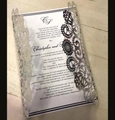 Lasergesneden huwelijksuitnodiging met elegante vlinderkantpatronen en binnenkaart - Reflecterend Zilver