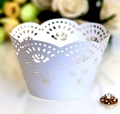 Elegante weiße Cupcake-Förmchen mit Laserschnitt-Rosenmuster und Wellenrand für Hochzeiten - Weiß