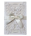 Elegante invito di nozze con pizzo floreale tagliato a laser e fiocco di raso - Bianco