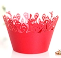 Nahaufnahme roter lasergeschnittener Cupcake-Förmchen mit Pfauen- und Blumenmustern - Perlrot
