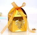 Dettaglio scatola regalo dorata tagliata al laser con nastro in organza arancione - Oro Riflettente