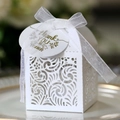 Detalle de caja de regalo blanca cortada con láser con motivos florales, lazo y etiqueta - Blanco (Con Etiqueta)