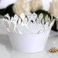 Eleganter weißer lasergeschnittener Cupcake-Einwickler mit Kronendesign für Hochzeiten - Weiß