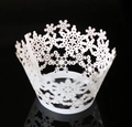 Detalle macro de envoltorios de encaje blanco con copos de nieve para cupcakes de fiesta - 5cm / Blanco