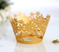 Detalle de moldes dorados para cupcakes cortados con láser con diseño de copos de nieve - 5cm / Dorado