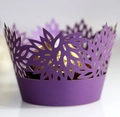 Détail macro du moule à cupcake violet découpé au laser avec motif floral évidé - Violet foncé
