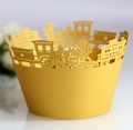 Makroansicht goldener Cupcake-Wrapper mit gelasertem Lokomotiv-Design für Partys - 5cm / Gold