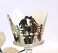 Nahaufnahme goldener Cupcake-Förmchen mit gelasertem Kuss-Silhouette für Hochzeiten - Reflektierendes Silber