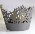 Caissettes à cupcakes découpées au laser en papier perlé gris foncé avec chocolat - Charbon Argenté