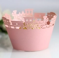 Nahaufnahme von rosa Cupcake-Hüllen mit Zug-Laserschnitt und goldener Pralinenfüllung - 5cm / Rosa
