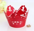Detaillierte lasergeschnittene rote Cupcake-Hülle mit Silhouetten für Hochzeiten - Perlrot