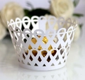 Nahaufnahme der weißen Laser-Cupcake-Förmchen mit Herzmuster und goldener Schokolade - 5x5x8CM / Weiß