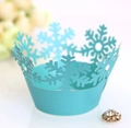 Detalle de envoltorios de cupcakes azul cielo cortados con láser y patrones de copos de nieve - Azul Tiffany