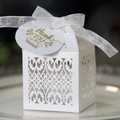 Detail einer lasergeschnittenen weißen Geschenkbox mit Seidenband und Dankeskarte - With Tag Style / Weiß
