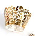 Dettaglio pirottini per cupcake in oro tagliati al laser con eleganti motivi a foglie - 5cm / Oro Riflettente
