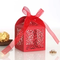 Elegante rote lasergeschnittene Geschenkbox mit Schleife und filigranem Hohlschliff - Perlrot