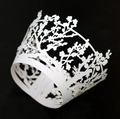 Détail de caissettes à cupcakes découpées au laser avec motif floral sur fond noir - Blanc / 5cm