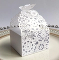 Elegante scatola regalo bianca a farfalla con motivi floreali su piatto di porcellana - Bianco